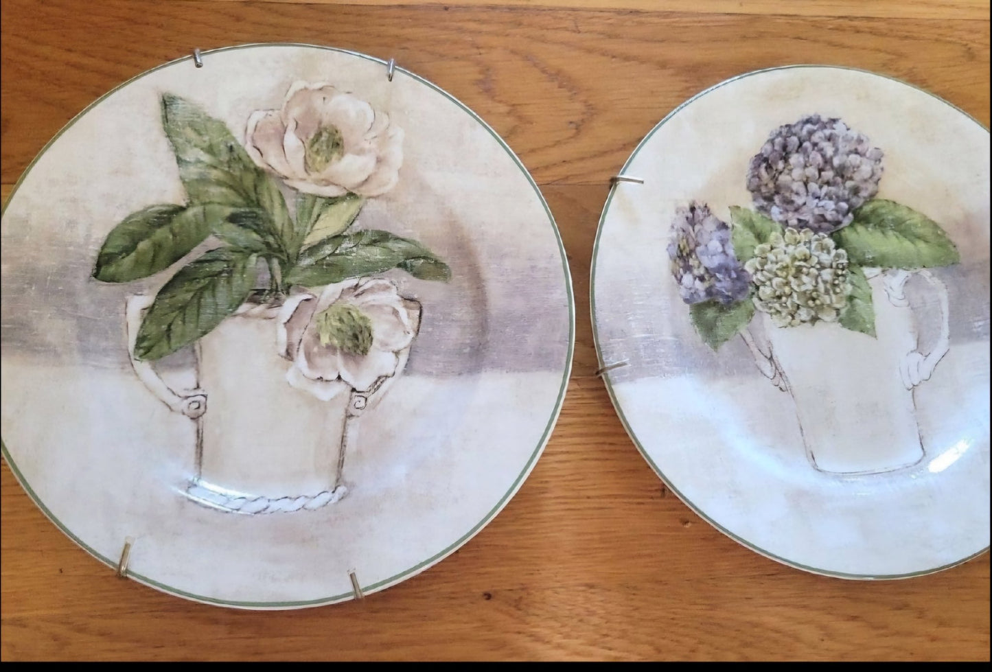 American Atelier 8" Plate Decor with brass hangers new in box - I Bought a Yard Sale
