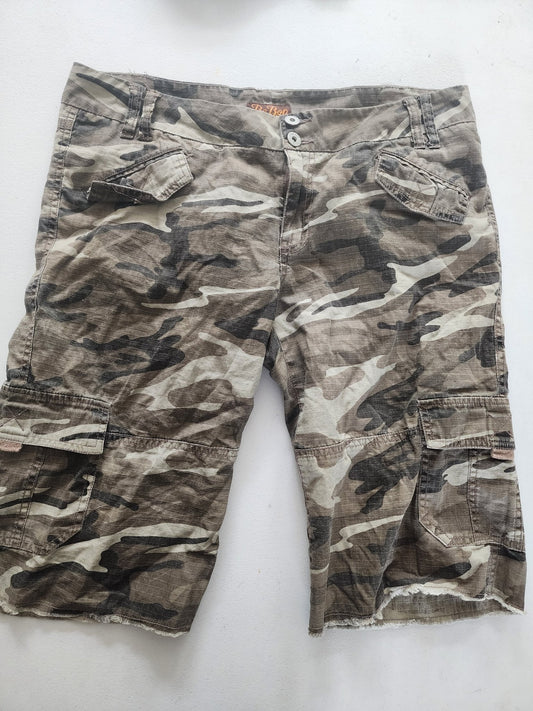 Be Bop Camo Cargo Capris Shorts Size 13 Tan Brown khaki, Camouflage - I Bought a Yard Sale