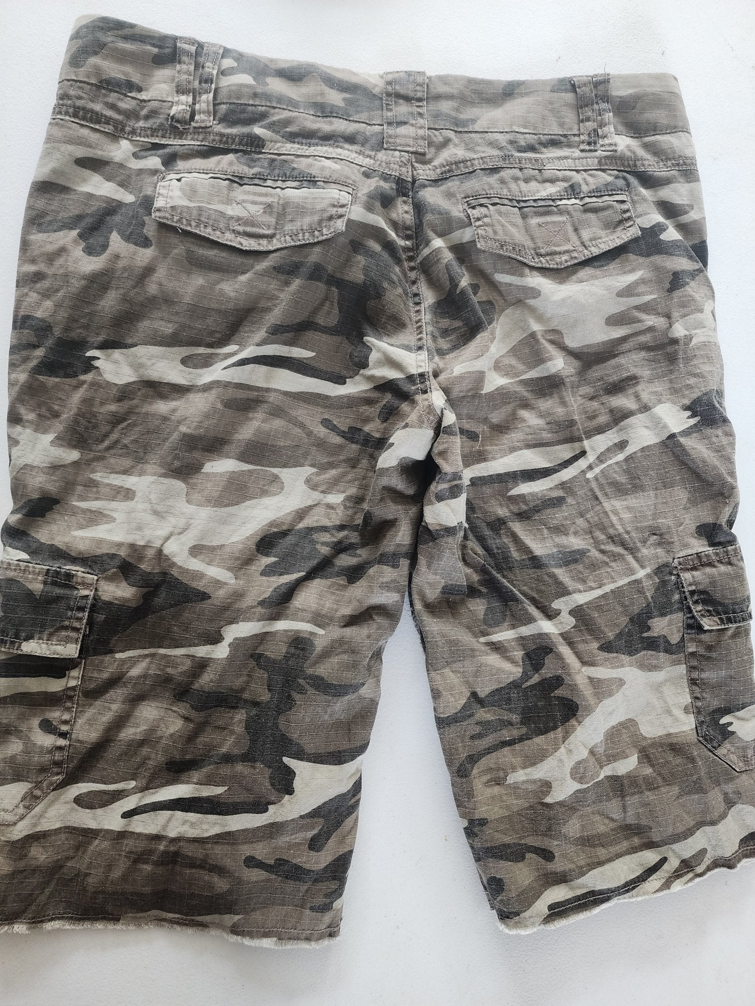 Be Bop Camo Cargo Capris Shorts Size 13 Tan Brown khaki, Camouflage - I Bought a Yard Sale