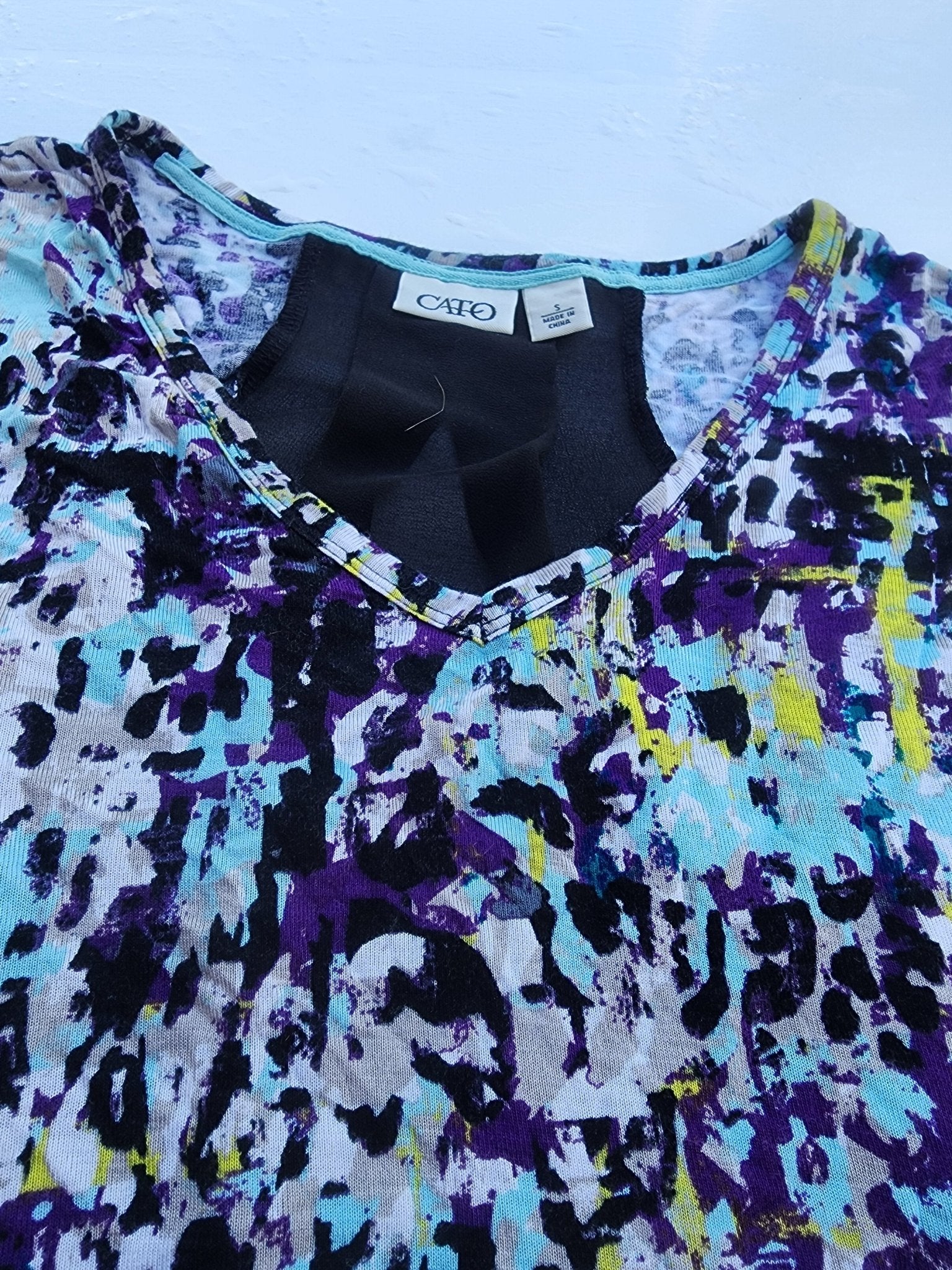 Cato Abstract Print v - neck Top - Women's Size Small - Excellent Condition! - I Bought a Yard Sale