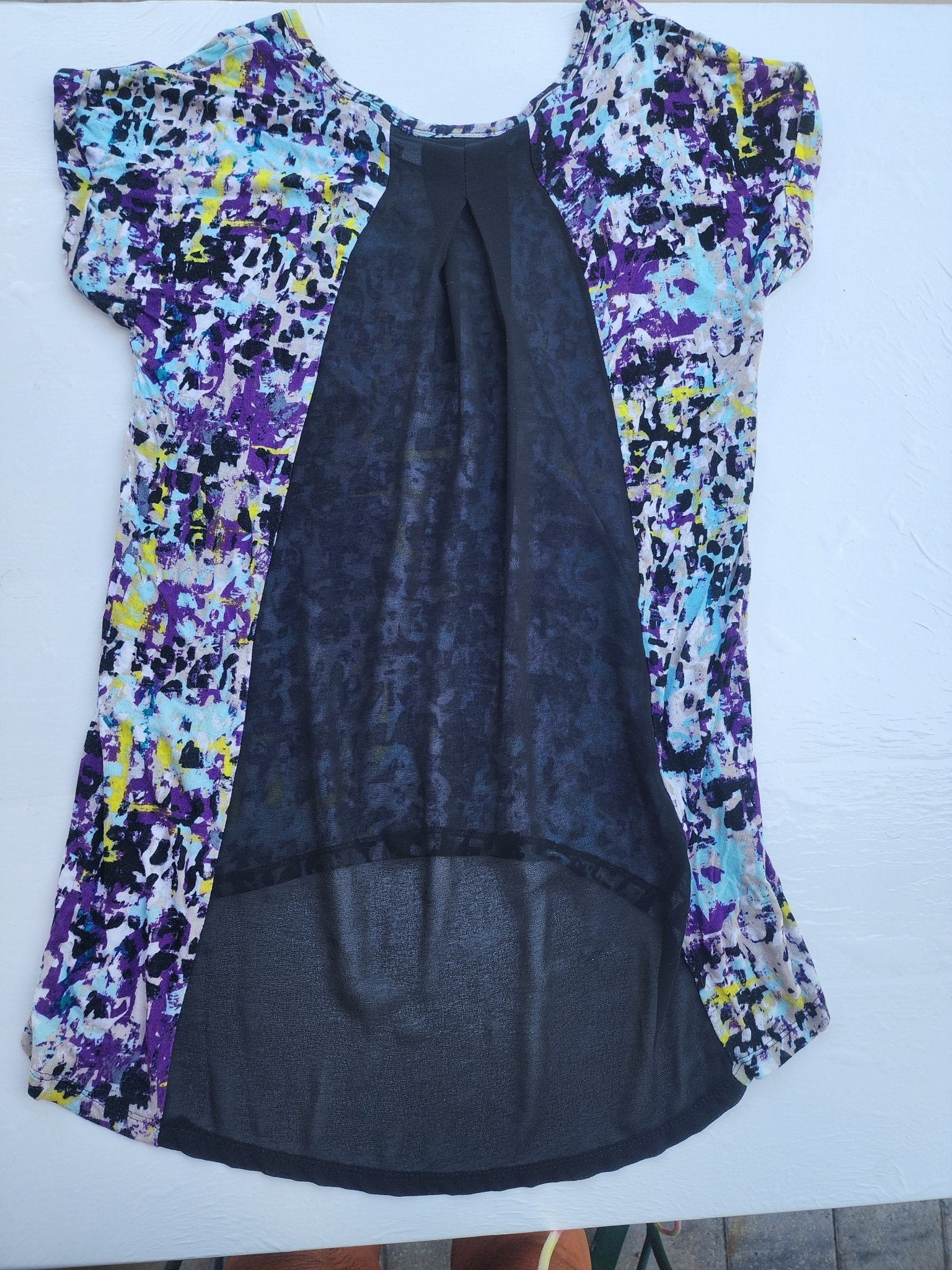 Cato Abstract Print v - neck Top - Women's Size Small - Excellent Condition! - I Bought a Yard Sale