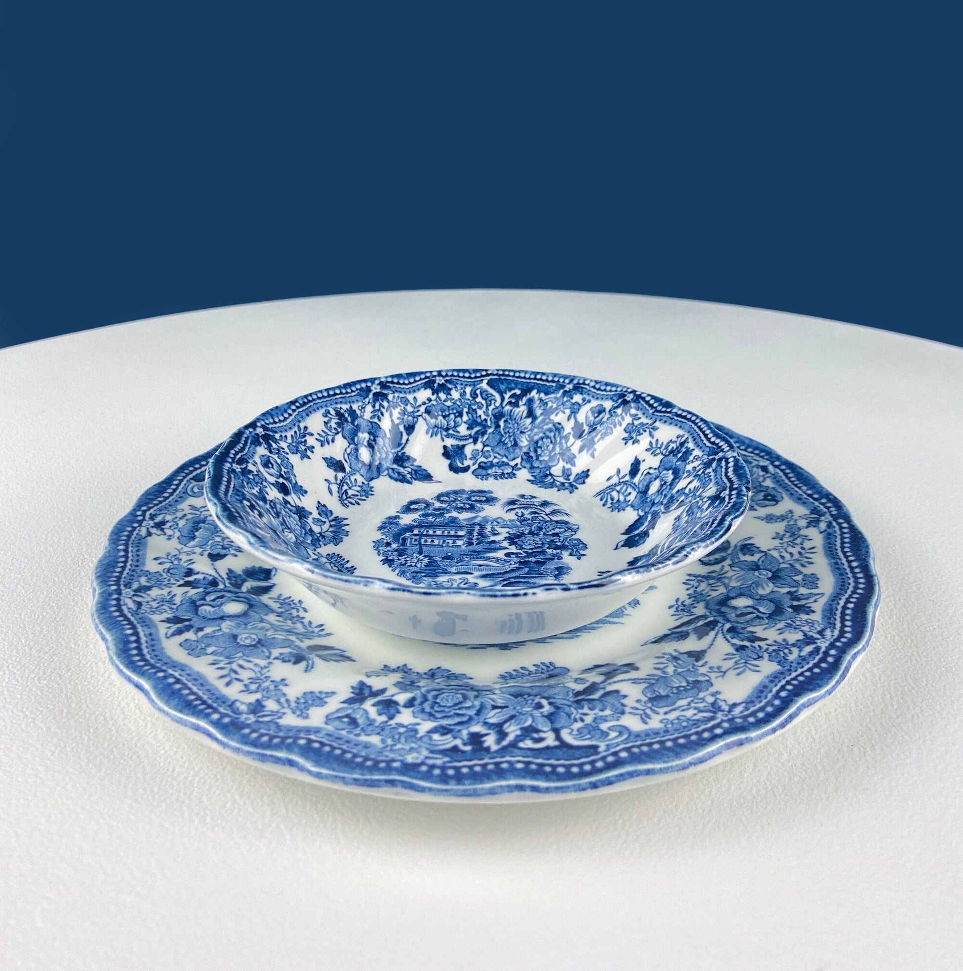 Collection of Fine English Blue White Tableware. 3 Plates & 2 Berry Bowls. Lochs of Scotland. Huddington Court. Tonquin by Mott. Rustic Home - I Bought a Yard Sale