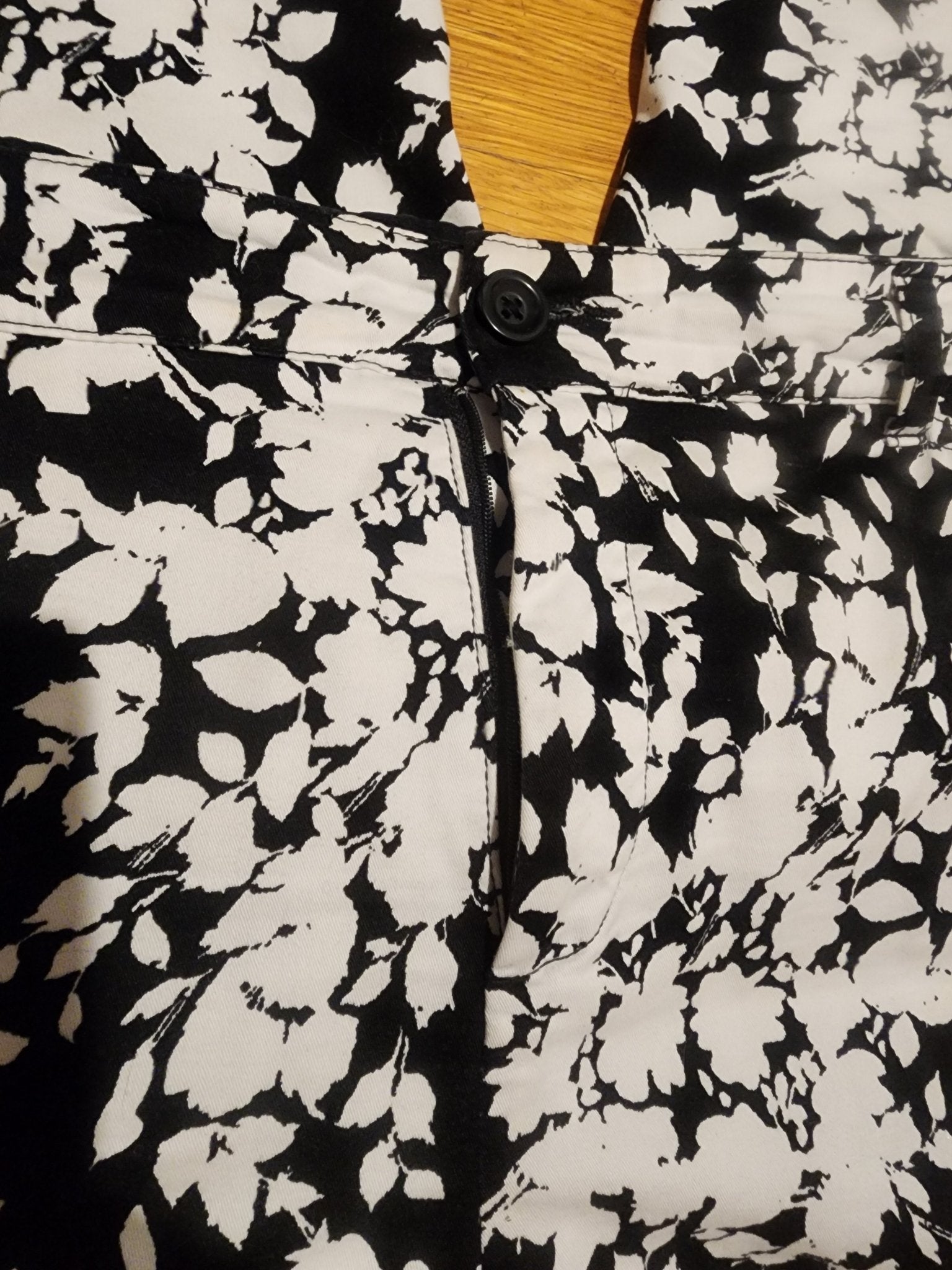 Croft & Barrow black and white floral Capris size 18 - I Bought a Yard Sale