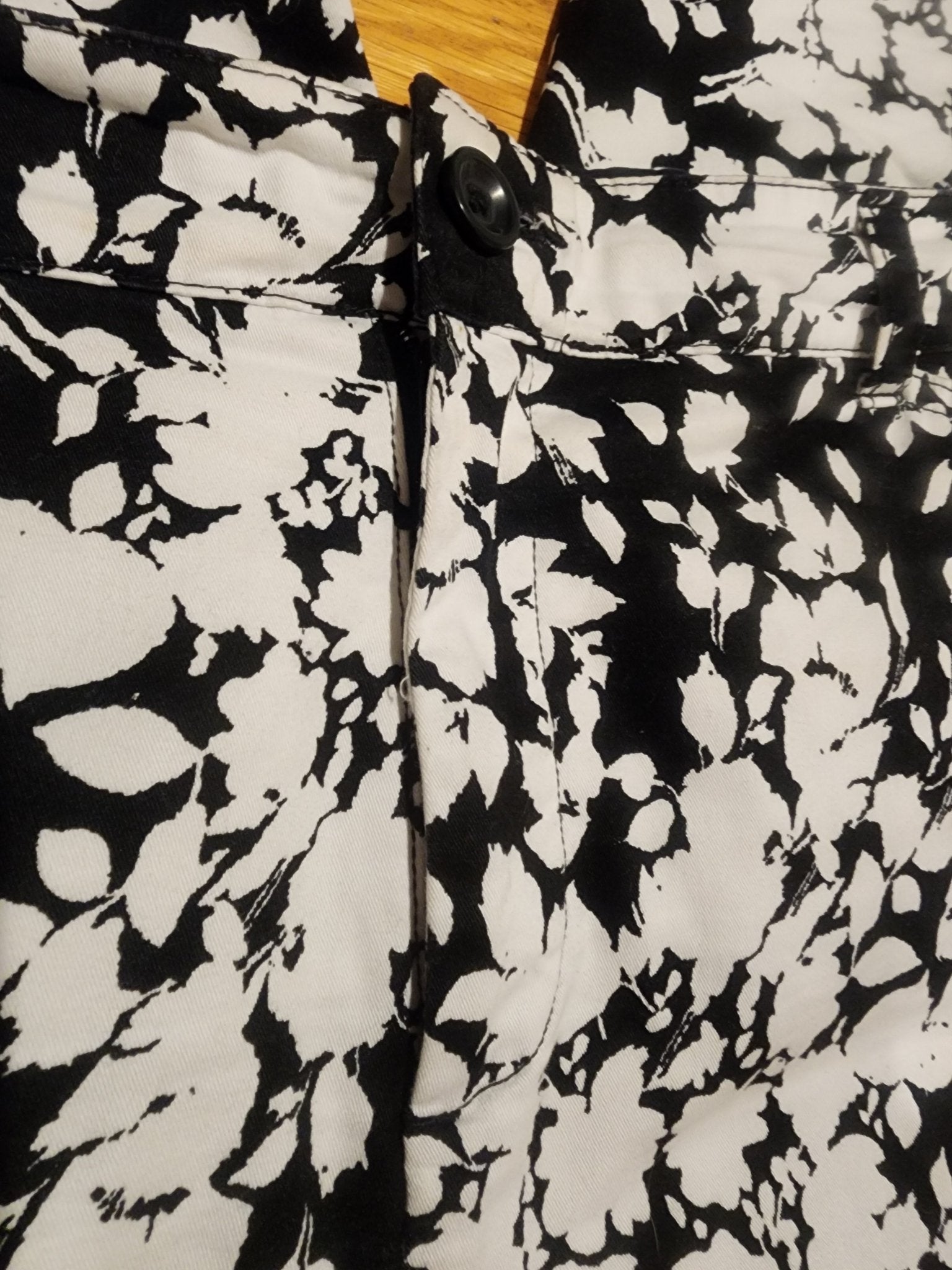 Croft & Barrow black and white floral Capris size 18 - I Bought a Yard Sale