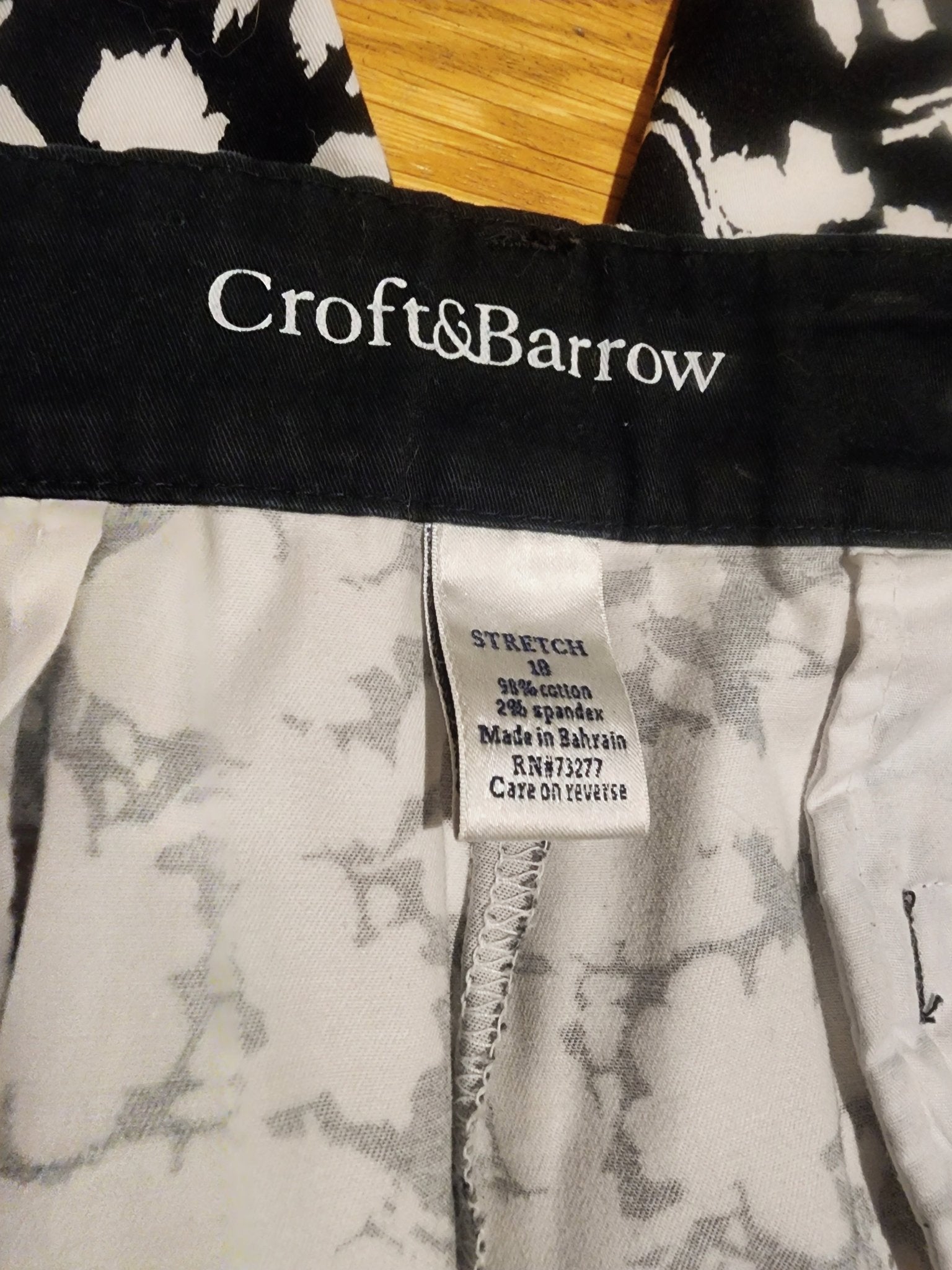 Croft & Barrow black and white floral Capris size 18 - I Bought a Yard Sale
