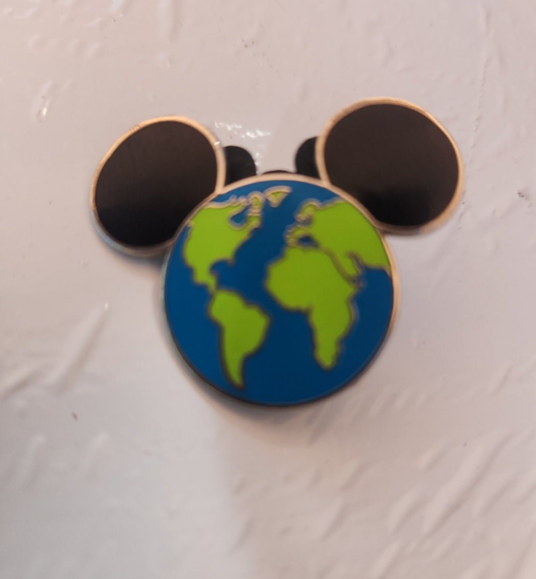 Disney Trading Pin - World Mickey Mouse Head Earth 2010 - I Bought a Yard Sale