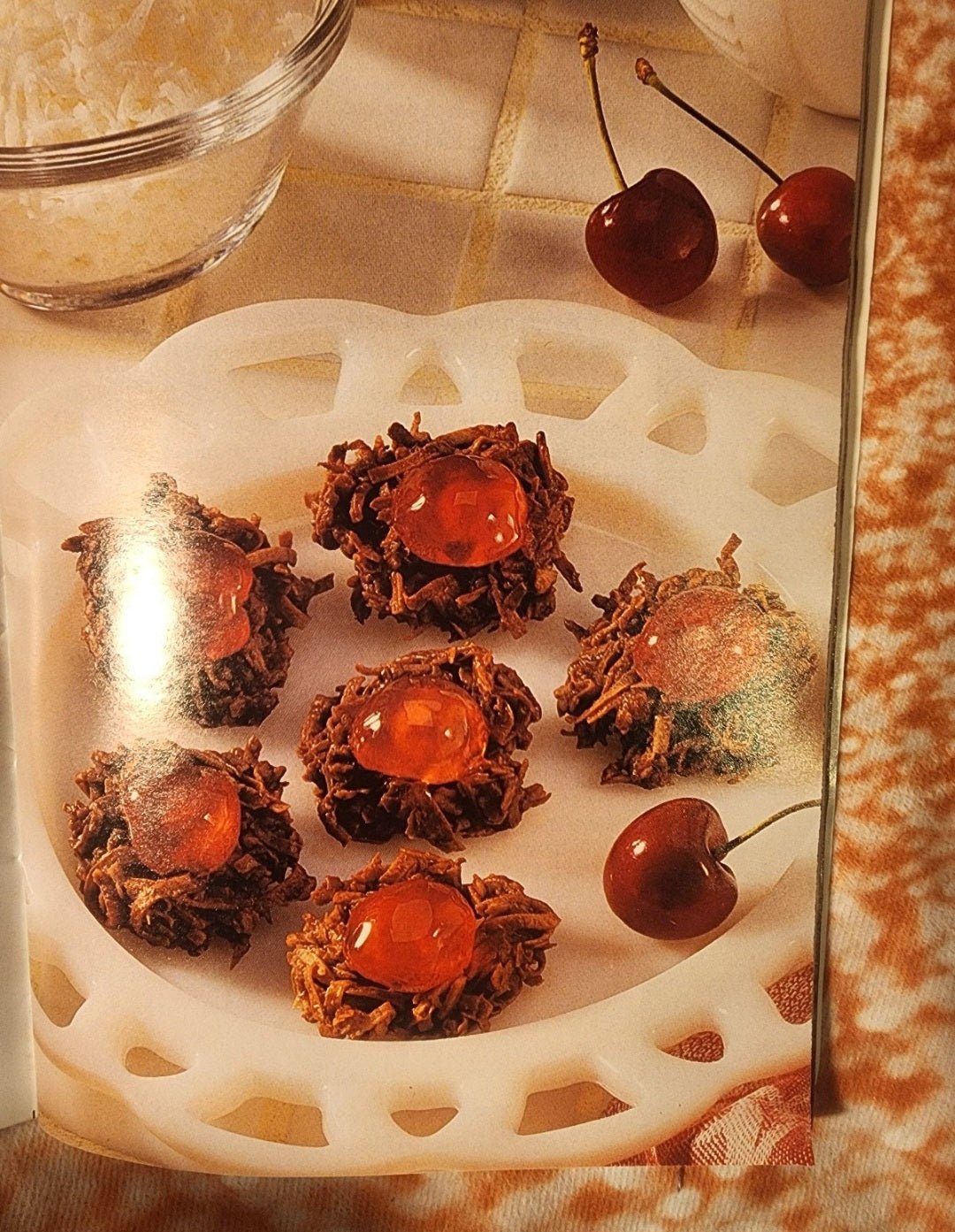 Hershey's Best - Loved Recipes Publications International PB, Cookbook - I Bought a Yard Sale