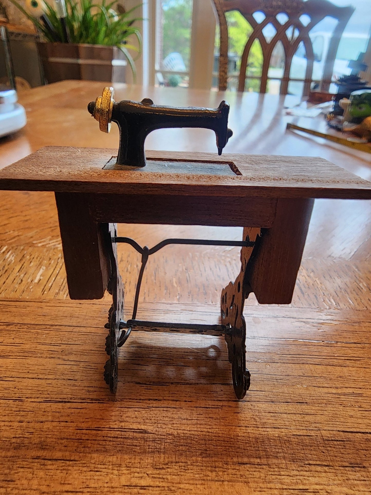 Vintage miniature sewing machine & cabinet - I Bought a Yard Sale