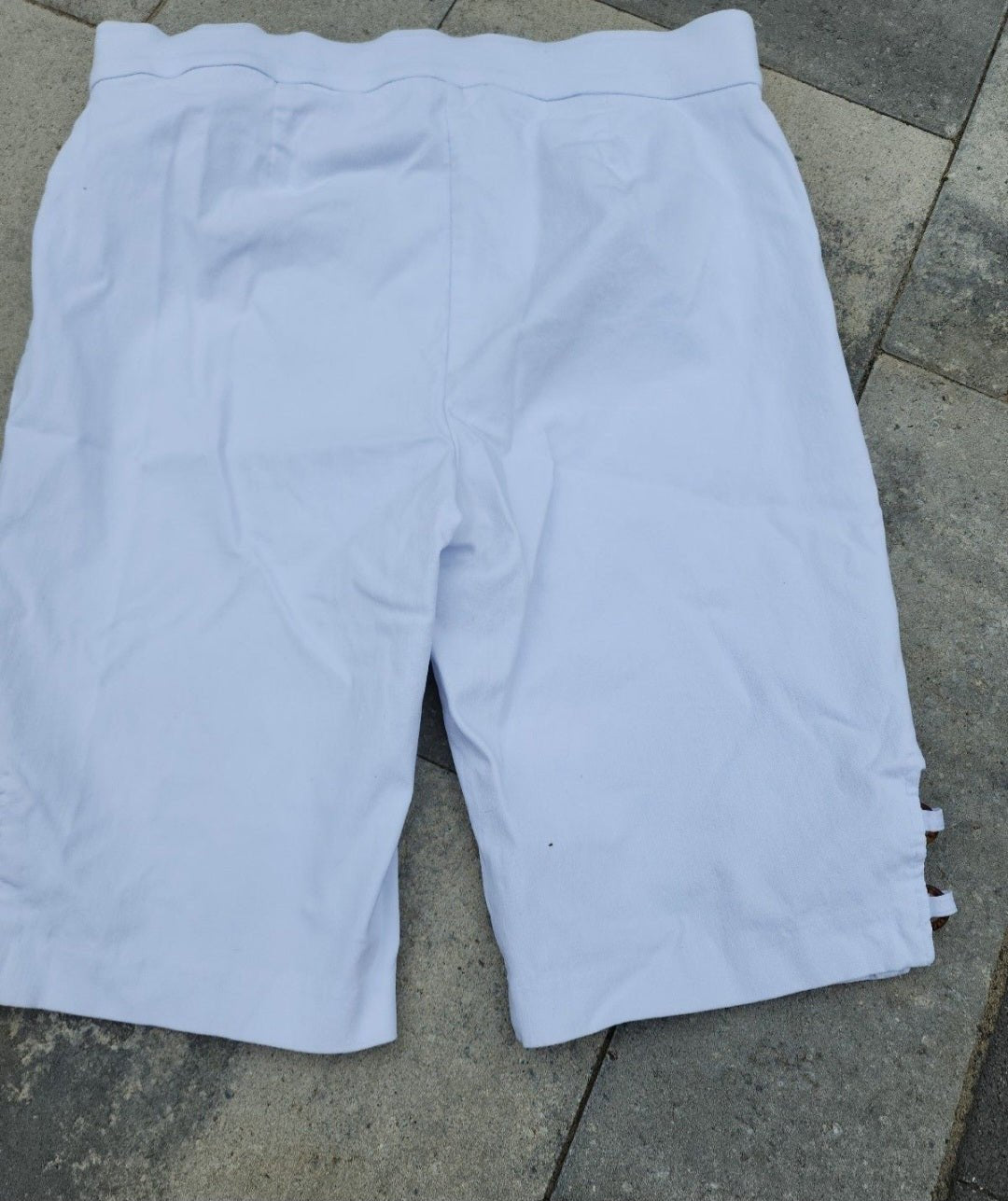 Women's 89th & Madison White Capris Medium - I Bought a Yard Sale