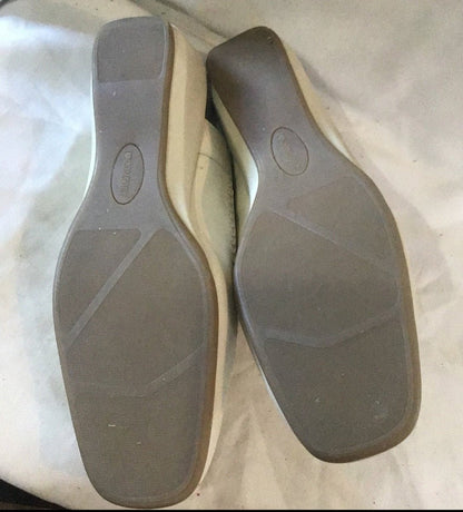 Women's leather cream shoes, i love comfort size 9 - I Bought a Yard Sale